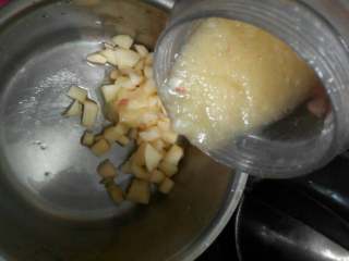 4、苹果酱,打好以后。一起和苹果块一起放入锅里