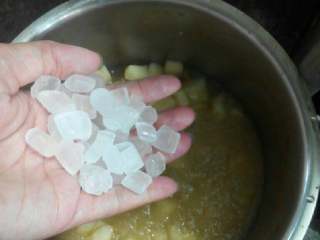 5、苹果酱,加入冰糖