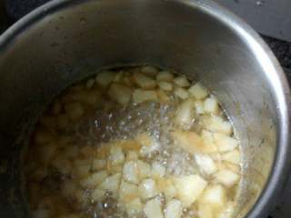 6、苹果酱,大火熬开以后转小火继续熬