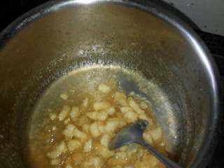 7、苹果酱,熬至收干水分即可