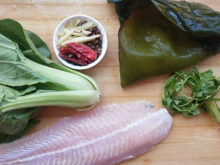 1、椒麻巴沙鱼,承包你的整个胃,准备好食材。