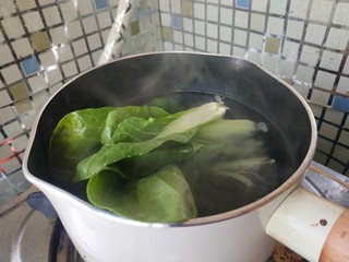 5、椒麻巴沙鱼,承包你的整个胃,油菜入水焯。