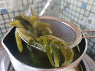 6、椒麻巴沙鱼,承包你的整个胃,海带切丝焯一下。