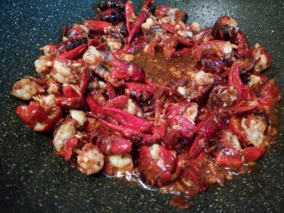 5、啤酒小龙虾,倒入小龙虾翻炒只变色，