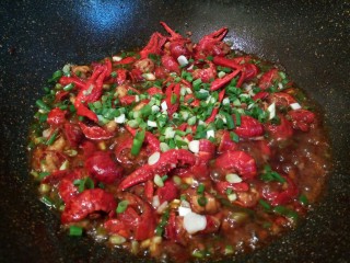 9、啤酒小龙虾,撒葱花，起锅