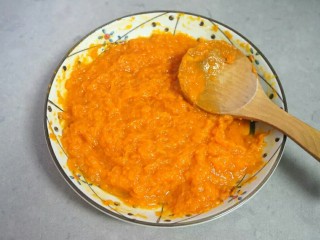 1、秘制千刀肉,南瓜去皮去子，切薄片，上蒸锅，上汽十分钟后取出，用勺子碾成南瓜泥，晾到手温时放入酵母，放入面粉。