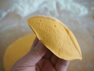 4、秘制千刀肉,面团取出加入适量面粉，揉捏成团，切开没有明显的大气孔，并且组织很细腻，这样蒸出的馒头表面光滑，饱满