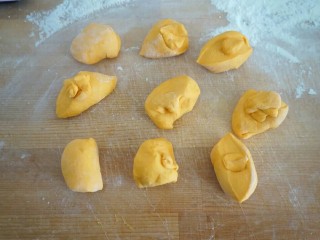 5、秘制千刀肉,把面团平均分成9份