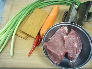 11、秘制千刀肉,蒸馒头时准备馅料，里脊肉冲洗干净，胡萝卜去皮，平菇，蒜薹，豆腐干，小米椒洗干净备用。