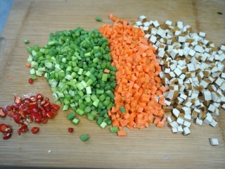 12、秘制千刀肉,豆腐干胡萝卜切小丁，蒜薹，小米椒切小段。