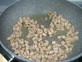 14、秘制千刀肉,炒锅放适量油，油5成热，将肉丁下入锅里划散，然后转大火，肉变色即可。