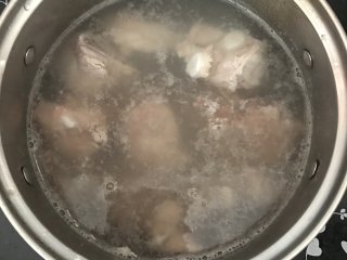 1、酸甜排骨,将排骨剁小清洗干净，焯水。
