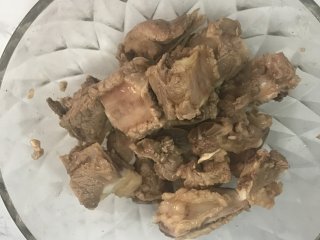 3、酸甜排骨,抓匀腌制20分钟。