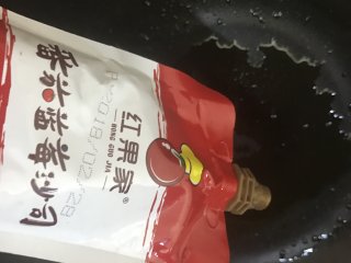 9、酸甜排骨,锅中油倒出剩少许底油，加入番茄蓝莓沙司