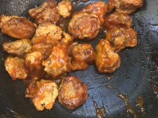 11、酸甜排骨,倒入炸好的排骨，炒匀即可出锅。