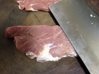 2、蜜汁叉烧肉,用刀平拍肉的表面使之变松（两面都要拍），大约每面6下