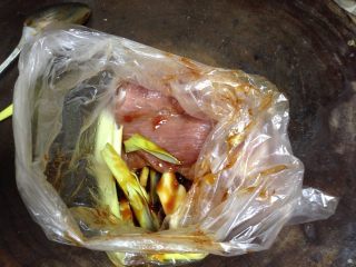 5、蜜汁叉烧肉,将肉片装入食品袋，加入葱、姜、白胡椒粉、叉烧酱、料酒、老抽