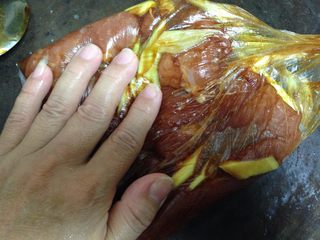 6、蜜汁叉烧肉,扎紧口进行揉搓，使调料裹匀肉片表面，然后密封放入冰箱腌制36小时以上（中途要拿出在揉匀两次，使之更进味）