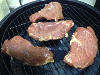 8、蜜汁叉烧肉,肉片取出恢复室温，放入烤架（烤架下面可以用一只等大的烤盘倒入少许水，用来盛接滴下来的油脂和酱汁，为了便于清理，还可以衬一层锡纸）