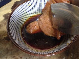 10、蜜汁叉烧肉,取出放到蜜汁碗里沾满蜜汁