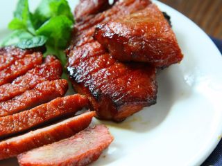 13、蜜汁叉烧肉,待叉烧肉自然冷却后就能切片食用了
