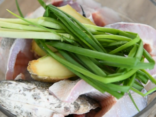 3、饭店绝对吃不到，这样做鱼肉超级美味下饭！,洗净后放入碗中倒入一勺料酒、少许盐、葱姜腌制15分钟