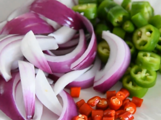 4、饭店绝对吃不到，这样做鱼肉超级美味下饭！,洋葱切块，青椒、小米椒切圈