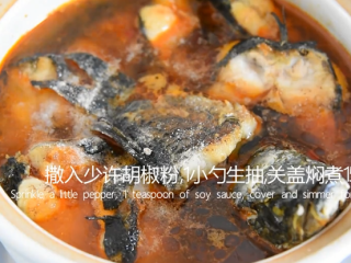 10、饭店绝对吃不到，这样做鱼肉超级美味下饭！,撒入少许胡椒粉，1小勺老抽，关盖焖煮15分钟