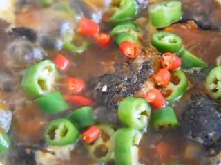 11、饭店绝对吃不到，这样做鱼肉超级美味下饭！,开锅撒入青椒圈、小米椒圈，大火收浓汤汁即可