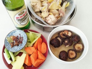 3、秘制烧鸡块,鸡块辍水后彻底清洗干净，胡萝卜切成块，青辣椒切成块，香菇清水寖泡，准备啤酒，花椒粒，姜切片，香叶，八角，花椒粒，桂皮，葱切段。