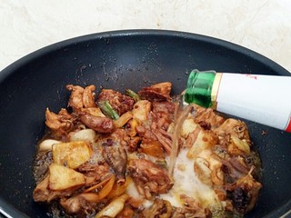 7、秘制烧鸡块,倒入半瓶啤酒。