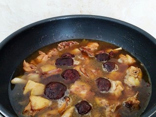 8、秘制烧鸡块,倒入香菇和泡发香菇的水。