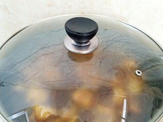 9、秘制烧鸡块,盖上锅盖，大火烧开转小火烧30分钟。