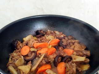 10、秘制烧鸡块,30分钟后放入胡萝卜，撒上盐在烧20分钟。