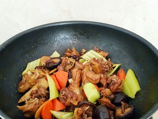 12、秘制烧鸡块,翻炒几下辣椒变软即可出锅。