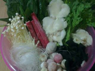 1、麻辣烫,把各种菜如图洗净，粉丝和木耳用水泡15分钟待用；