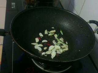 2、麻辣烫,炒锅放油烧热，葱 蒜切片儿下锅内炒香；