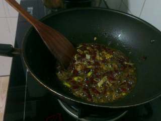 3、麻辣烫,倒入火锅底料炒散；