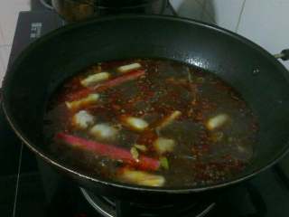 4、麻辣烫,加水烧开，先放入各种丸儿煮烫至开锅，加少许盐 鸡精调味儿；