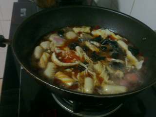 5、麻辣烫,再放入木耳 蘑菇 粉丝 金针菇煮烫2分钟；