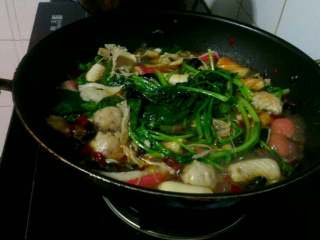 6、麻辣烫,最后放入青菜煮烫1分钟；