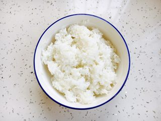 1、芝士虾仁焗饭,剩米饭1碗