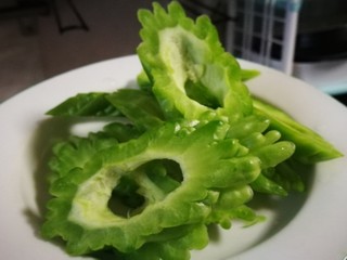 6、粤式靓汤～凉瓜黄豆猪骨汤,去掉瓜瓤和籽