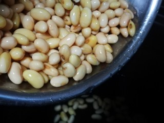 7、粤式靓汤～凉瓜黄豆猪骨汤,将黄豆倒入慢炖锅中