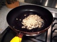 1、新加坡黑椒虾,把虾处理，须和内脏取出。把牛油放入锅内加热，加入蒜和姜，炒香。