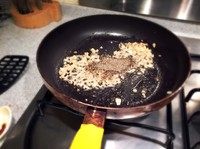 2、新加坡黑椒虾,加入现磨的黑椒粉（不要用现成的，不香）。