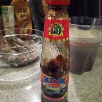 3、新加坡黑椒虾,加入蚝油。花点钱，买最好的李锦记的小庄蚝油。翻炒