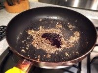 4、新加坡黑椒虾,炒香后加入鲜虾