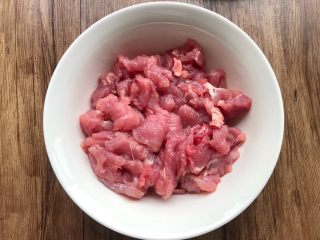 1、水煮肉片,里脊肉洗净切成薄片,装入碗里待用。