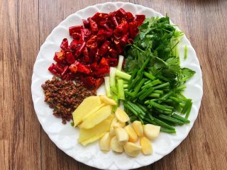 3、水煮肉片,干辣椒洗净剪成段,花椒冲洗干净,生姜去皮洗净切片,蒜头去皮洗净拍扁,葱洗净切段,香菜洗净切段。